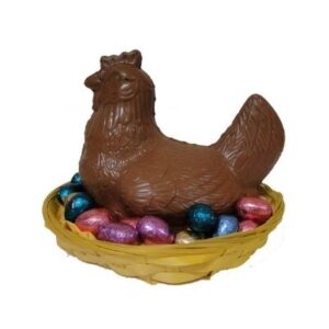 Chocolade kip op gele mand met Paaseitjes